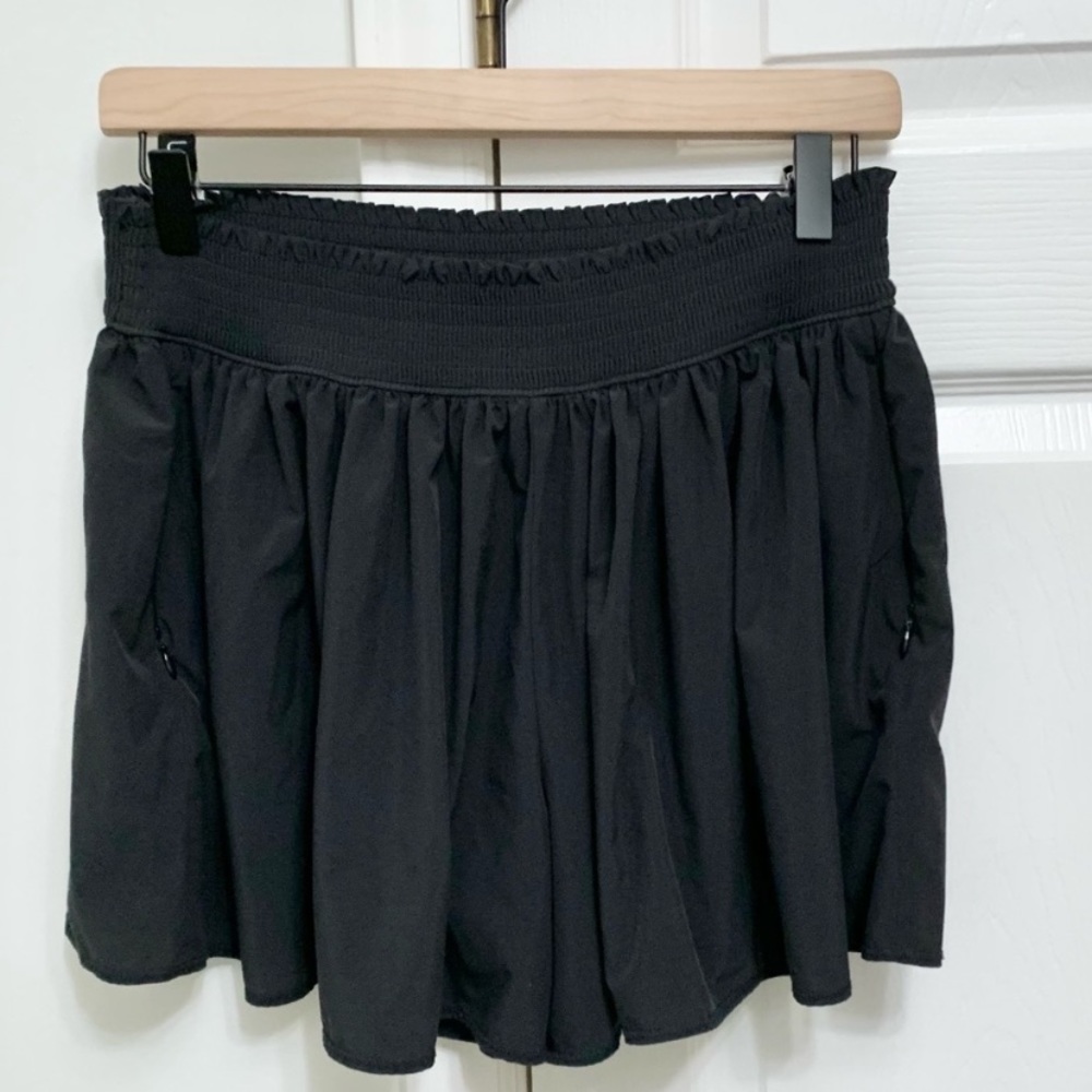 Athleta Sneaky Shorts Wide Leg Smocked Waist 2 Pockets - S - EUC